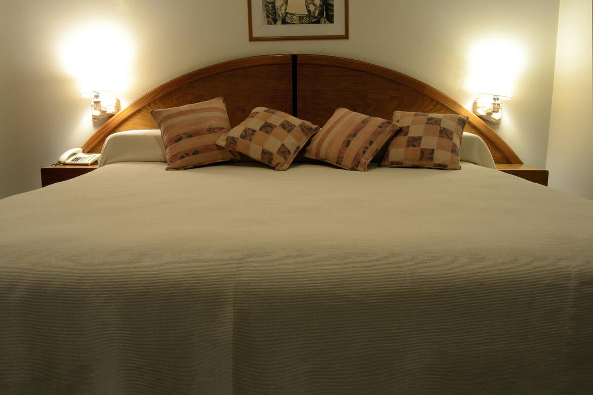 Premium bedding, in-room safe, blackout curtains, soundproofing