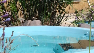 Piscina externa, guarda-sóis, espreguiçadeiras