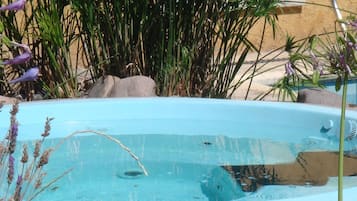 Piscine extérieure, parasols de plage, chaises longues