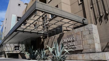 Vista frontal de la propiedad