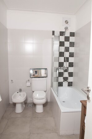 Combined shower/tub, deep soaking tub, rainfall showerhead - Palermo Hollywood House (Buenos Aires)