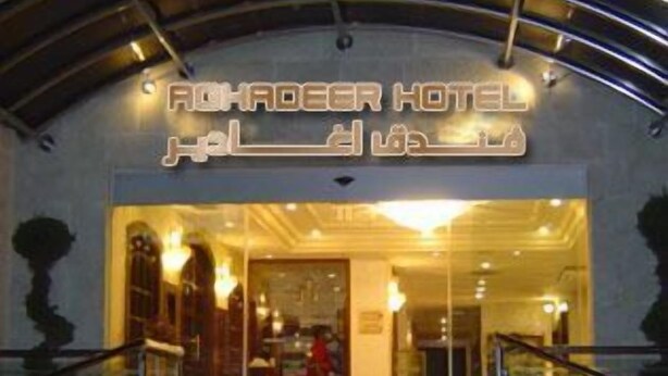 L’extérieur de l’HÔTEL ROHDEKER se caractérise par une entrée en verre, un escalier menant à l’entrée et une rampe métallique.