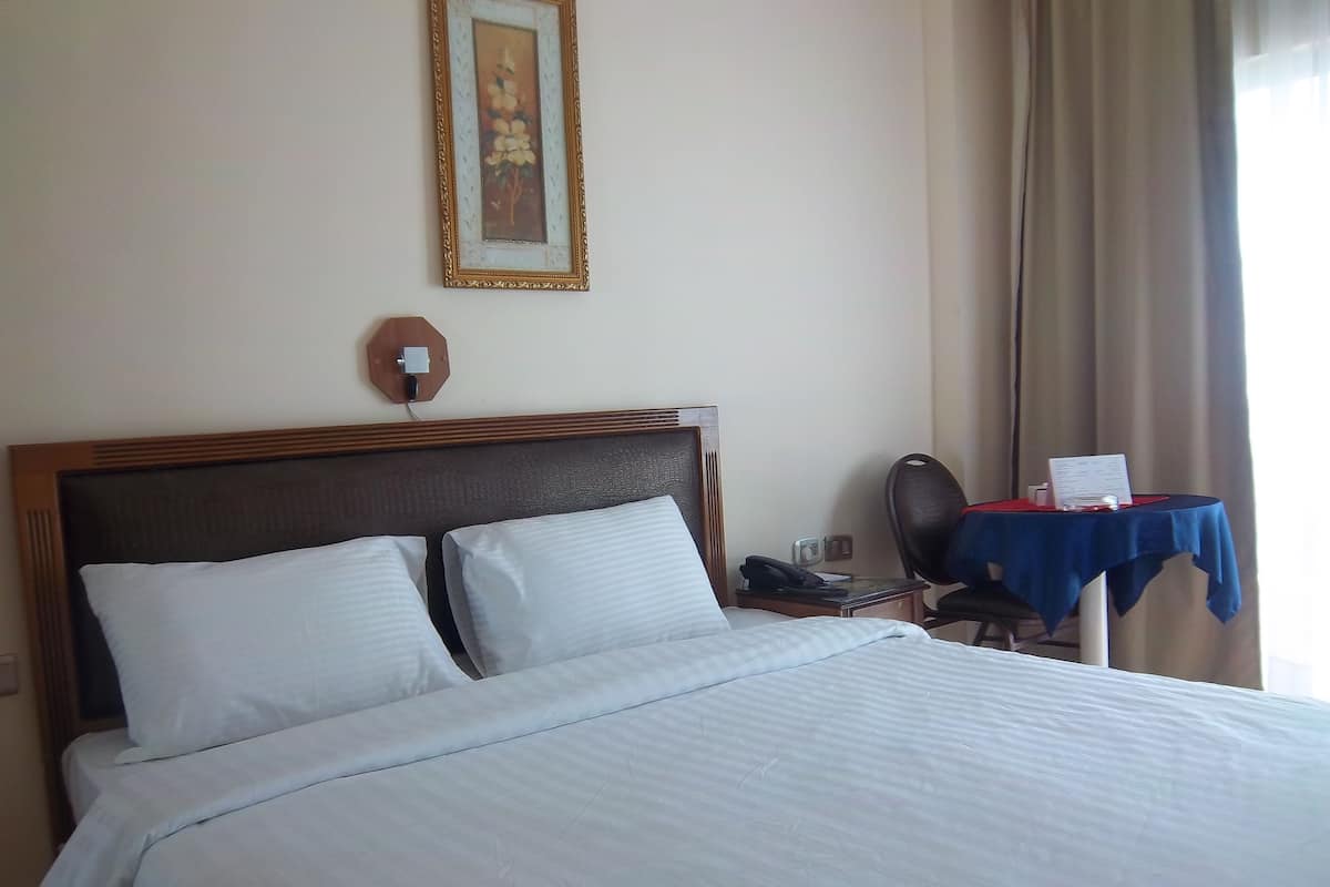 Family Suite, 2 Bedrooms | Bar mini, peti besi dalam bilik, meja, kalis bunyi