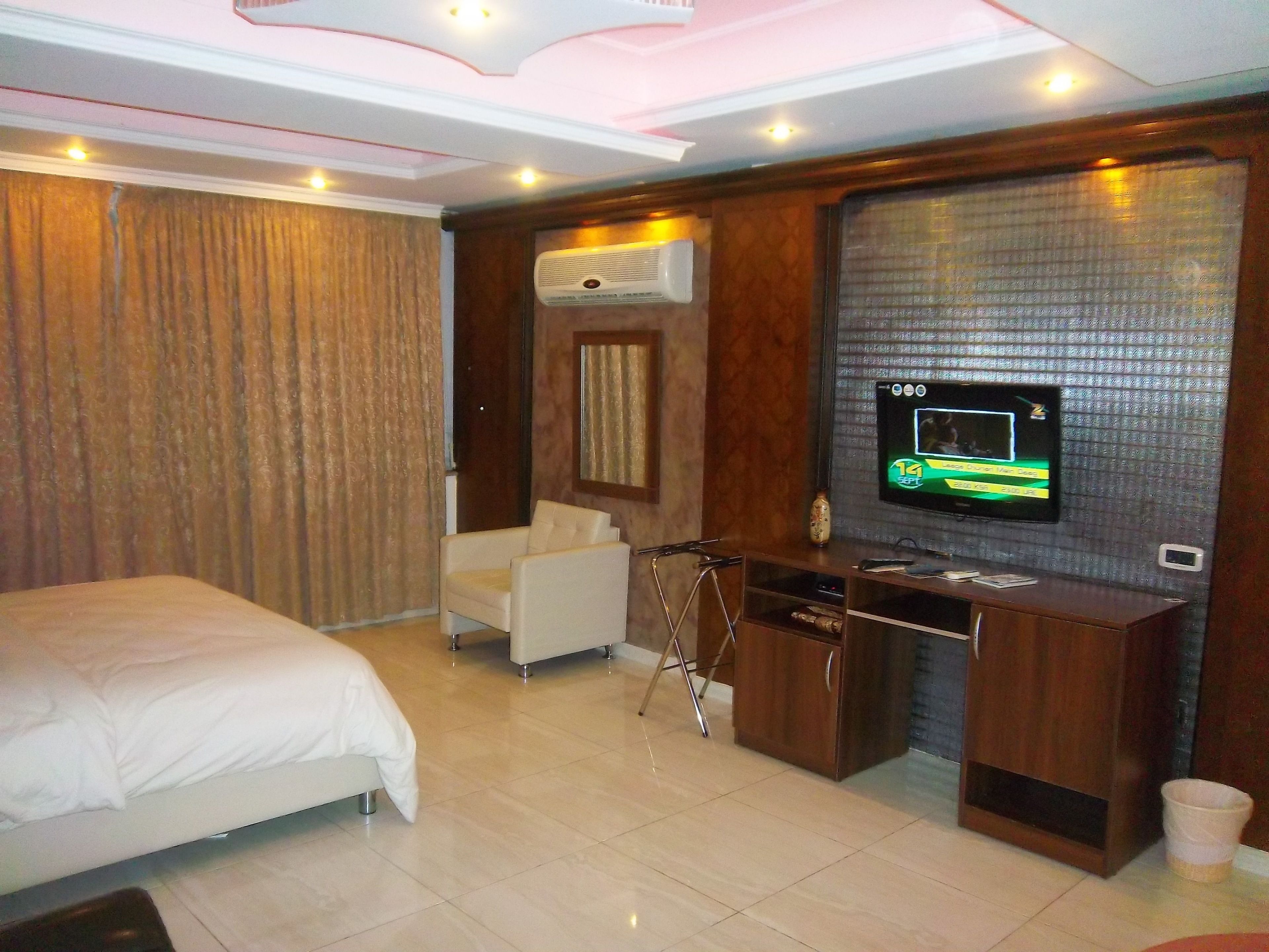 迷你吧、客房内保险箱、办公桌、隔音