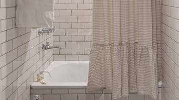 Un baño moderno con bañera, ducha e inodoro con función de lavado.