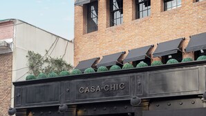 Un bâtiment en briques avec une devanture portant l’inscription « CASA CHIC ».