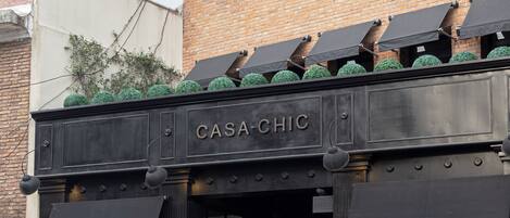 Vista frontal de la propiedad