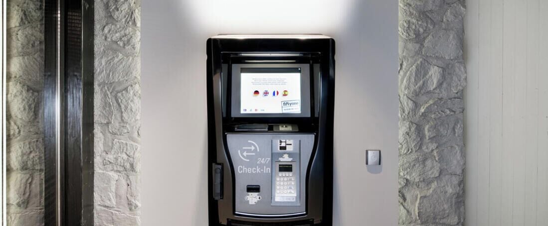 Un quiosco de registro automático disponible las 24 horas, con una pantalla digital, un lector de tarjetas y un teclado.