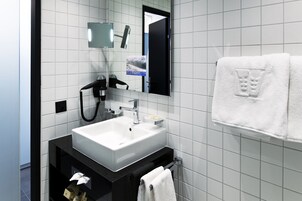 Dusche, kostenlose Toilettenartikel, Haartrockner, Handtücher