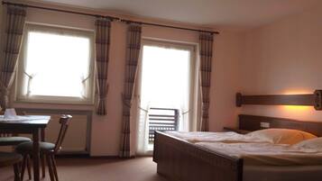 Habitación doble clásica, baño privado | Tabla de planchar con plancha, wifi gratis y ropa de cama