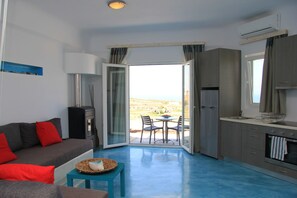 Deluxe Family Room, Sea View | Private kitchen