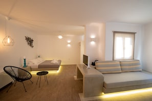 Premium bedding, individually decorated, individually furnished - Thea Luxury Resort (Santorini)