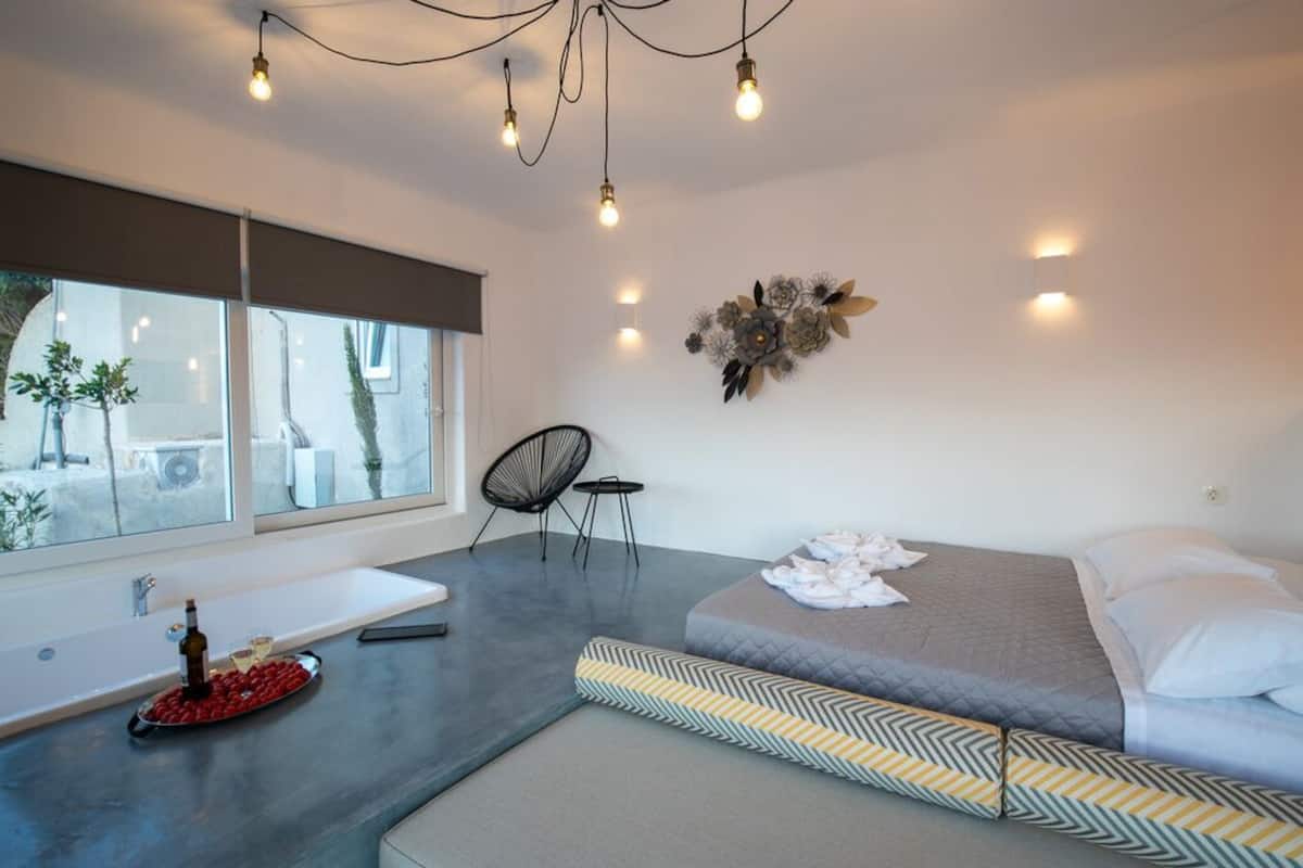 Junior Suite with Terrace, hot tub  Pool & Sea View | Hochwertige Bettwaren, Verdunkelungsvorhänge, schallisolierte Zimmer