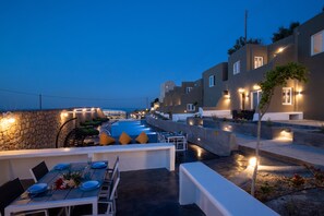 Outdoor dining - Thea Luxury Resort (Santorini)