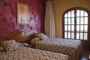 Kahden hengen huone (kaksi sänkyä) | Yksilöllisesti sisustettu, yksilöllisesti kalustettu, työpöytä