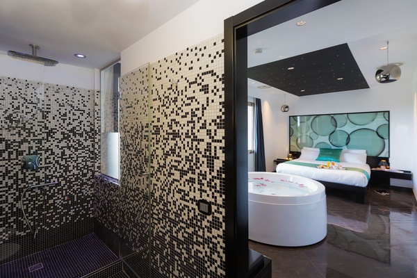 Premium bedding, minibar (some free items), in-room safe, desk