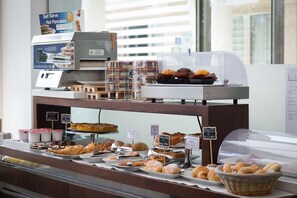 Daily buffet breakfast for a fee - JC Hotel (Rome)