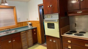 Family Suite | Private kitchen | Fridge, microwave - Hillcrest Motel (Saint John)