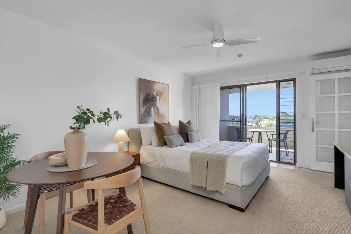Standard Room, 1 Queen Bed | Hypo-allergenic bedding available, in-room safe, desk
