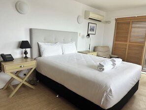 Deluxe Room, 1 Queen Bed | Hypo-allergenic bedding, in-room safe, desk, iron/ironing board - Riverside Apartments & Hotel Ballina (Ballina)