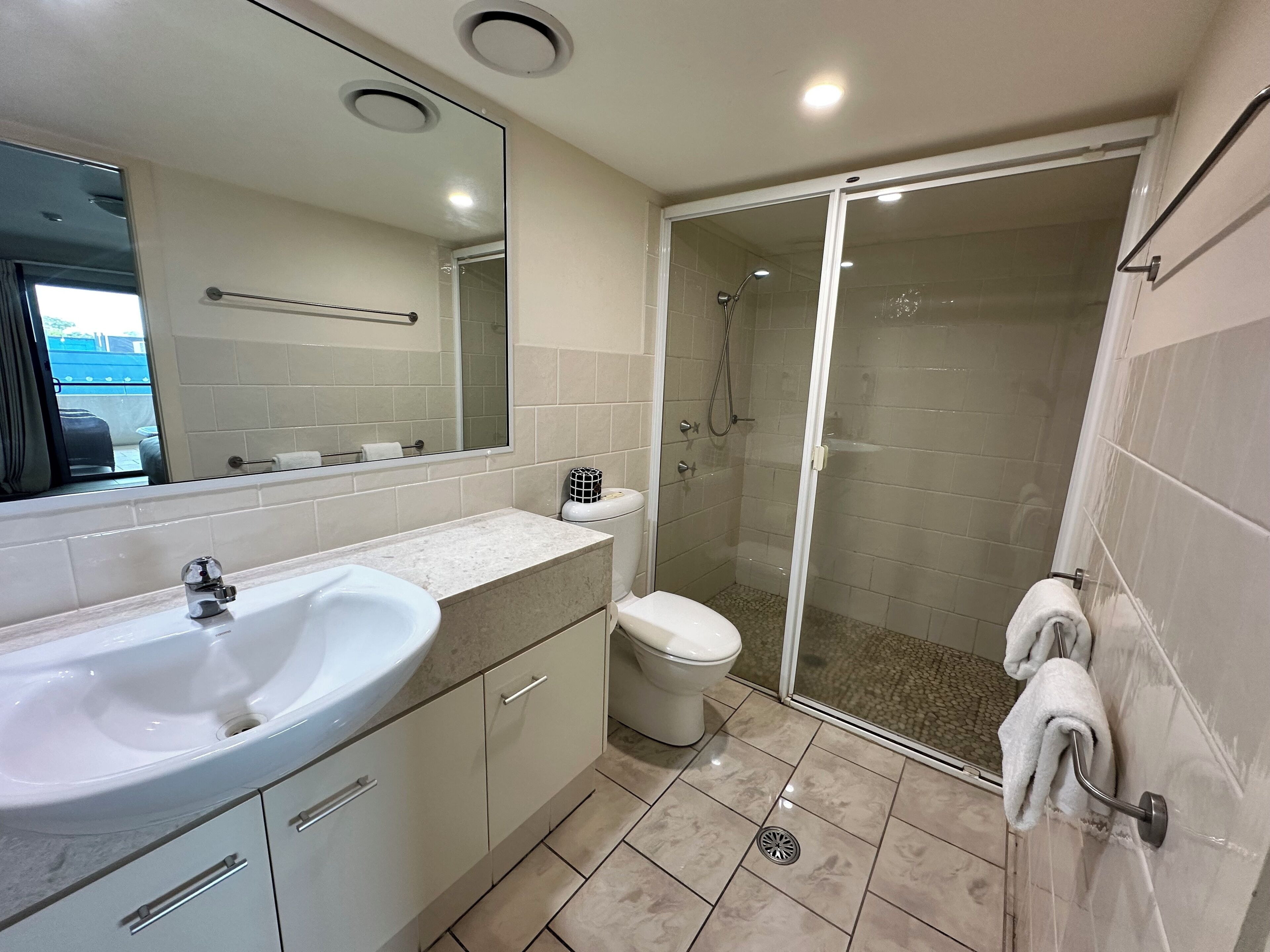 standard room, 1 queen bed | bathroom | shower, free toiletries, hair dryer, towels