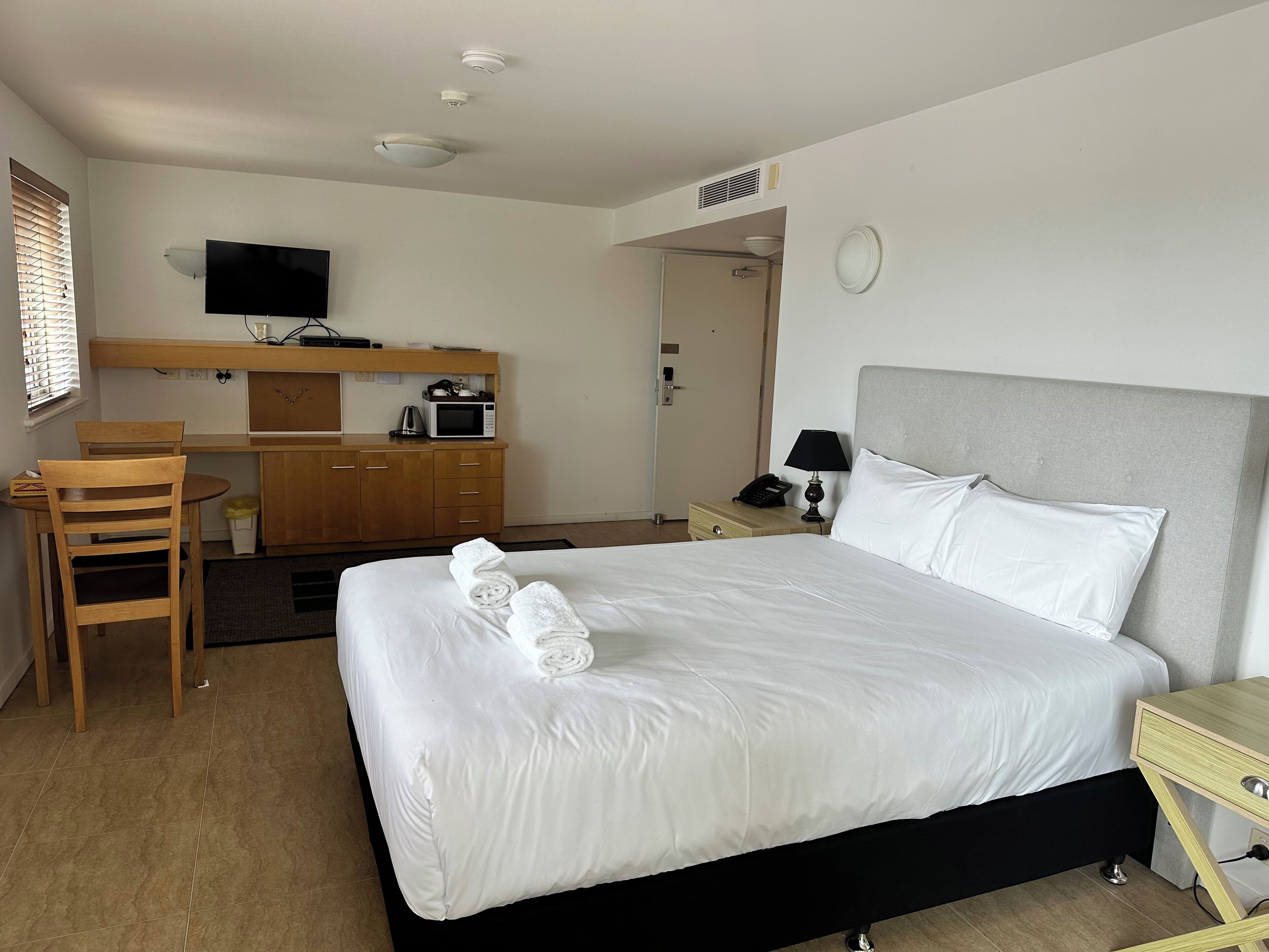 deluxe room, 1 queen bed | living area | lcd tv