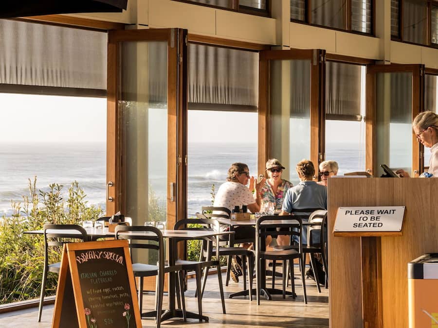 Se sirven cenas, restaurante con mesas al aire libre