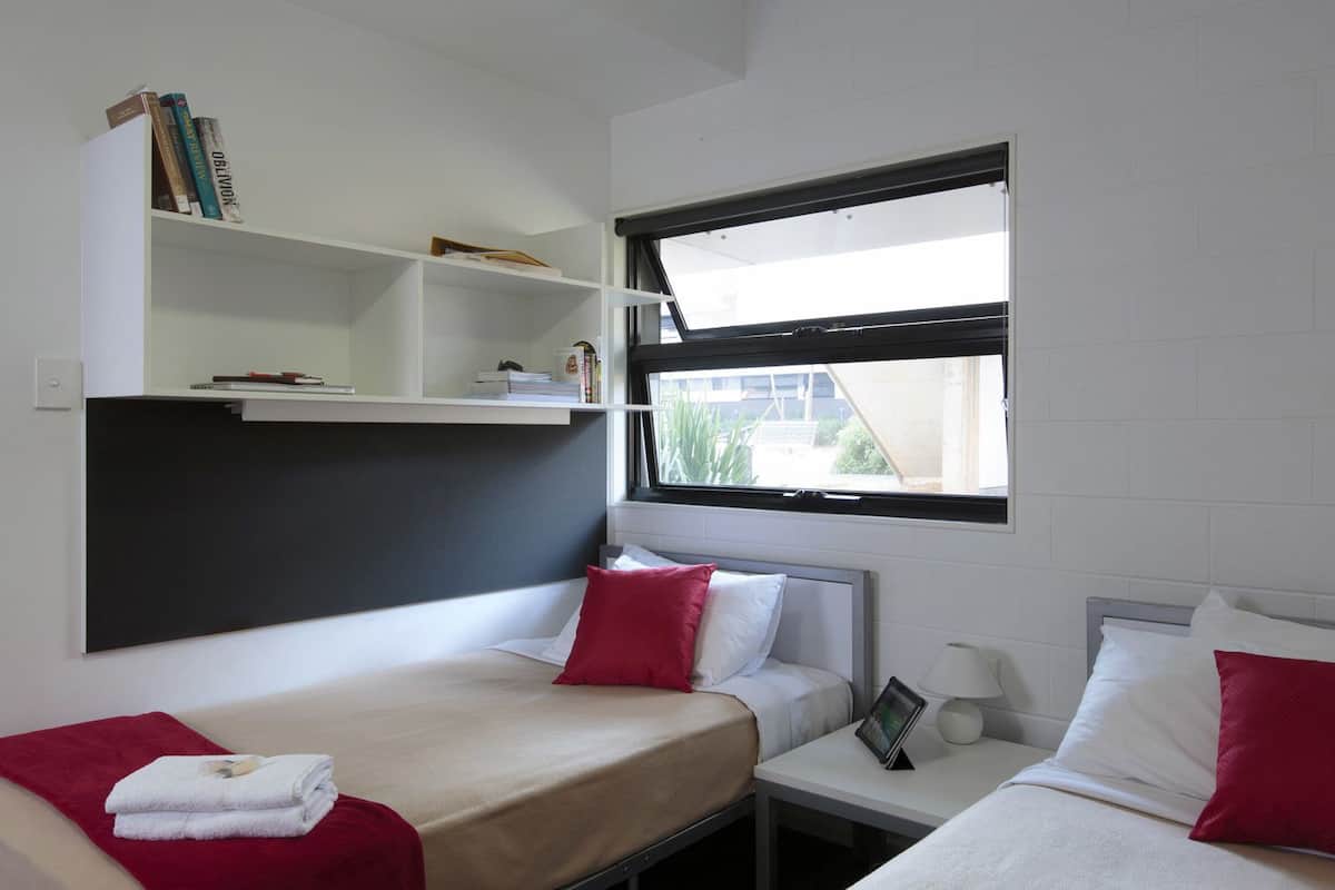 Habitación, 2 camas individuales | Escritorio y ropa de cama