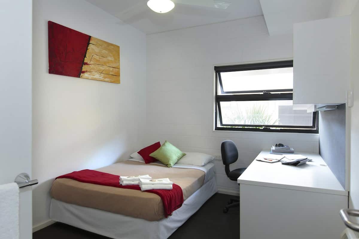 Departamento, 4 habitaciones | Escritorio y ropa de cama