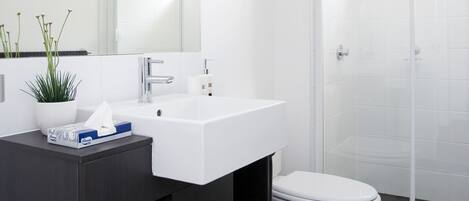 Six Bedroom Apartment | Bathroom | Shower, free toiletries, towels
