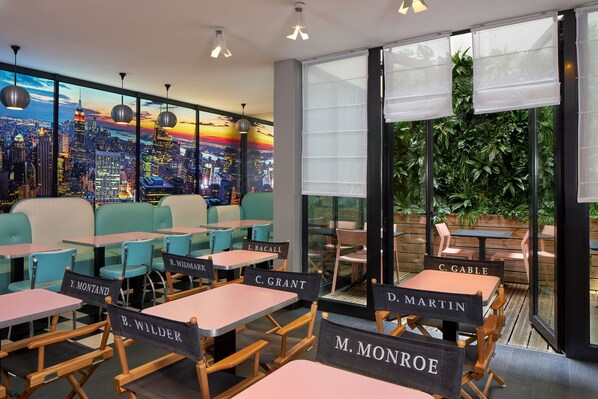 Desayuno buffet diario (EUR 20 por persona)
