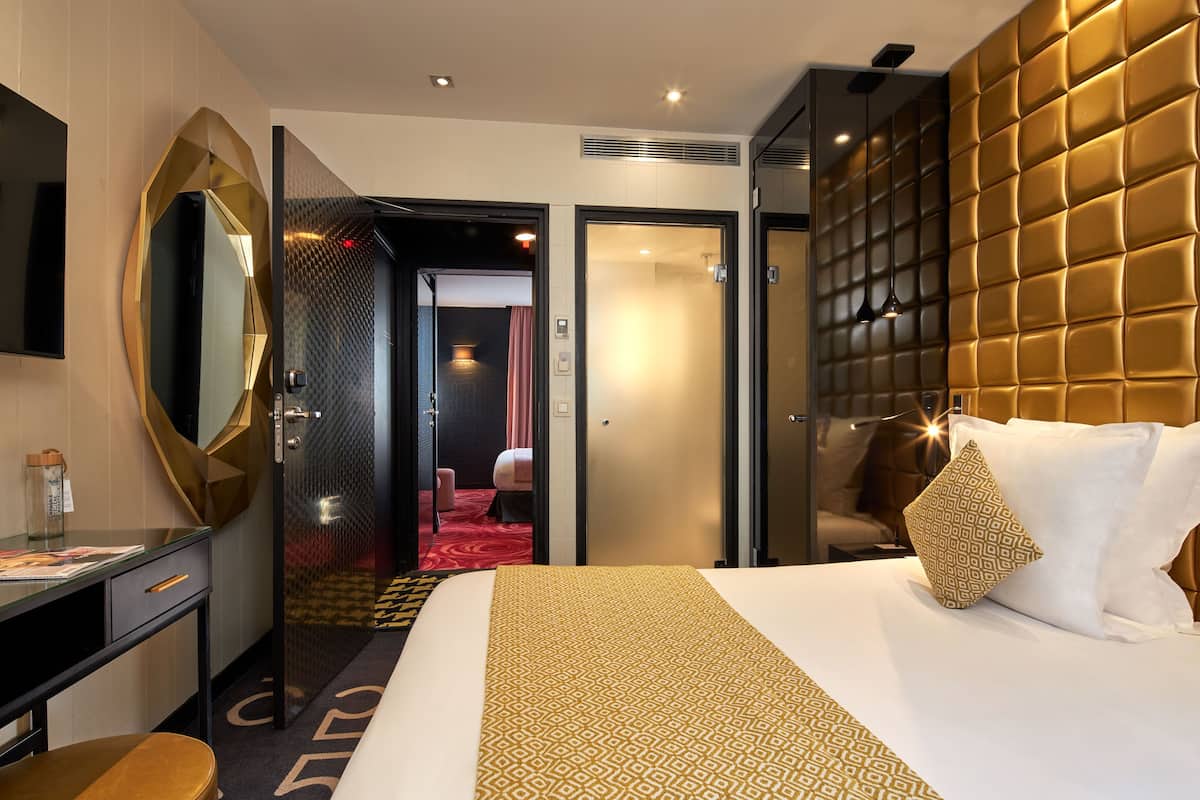 Quadruple Room, 2 Bedrooms | Peralatan tempat tidur premium, bar mini, peti besi dalam bilik