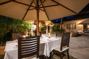 2 restaurants, breakfast, lunch, dinner served; international cuisine - Ocean Beach Resort & Spa (Malindi)