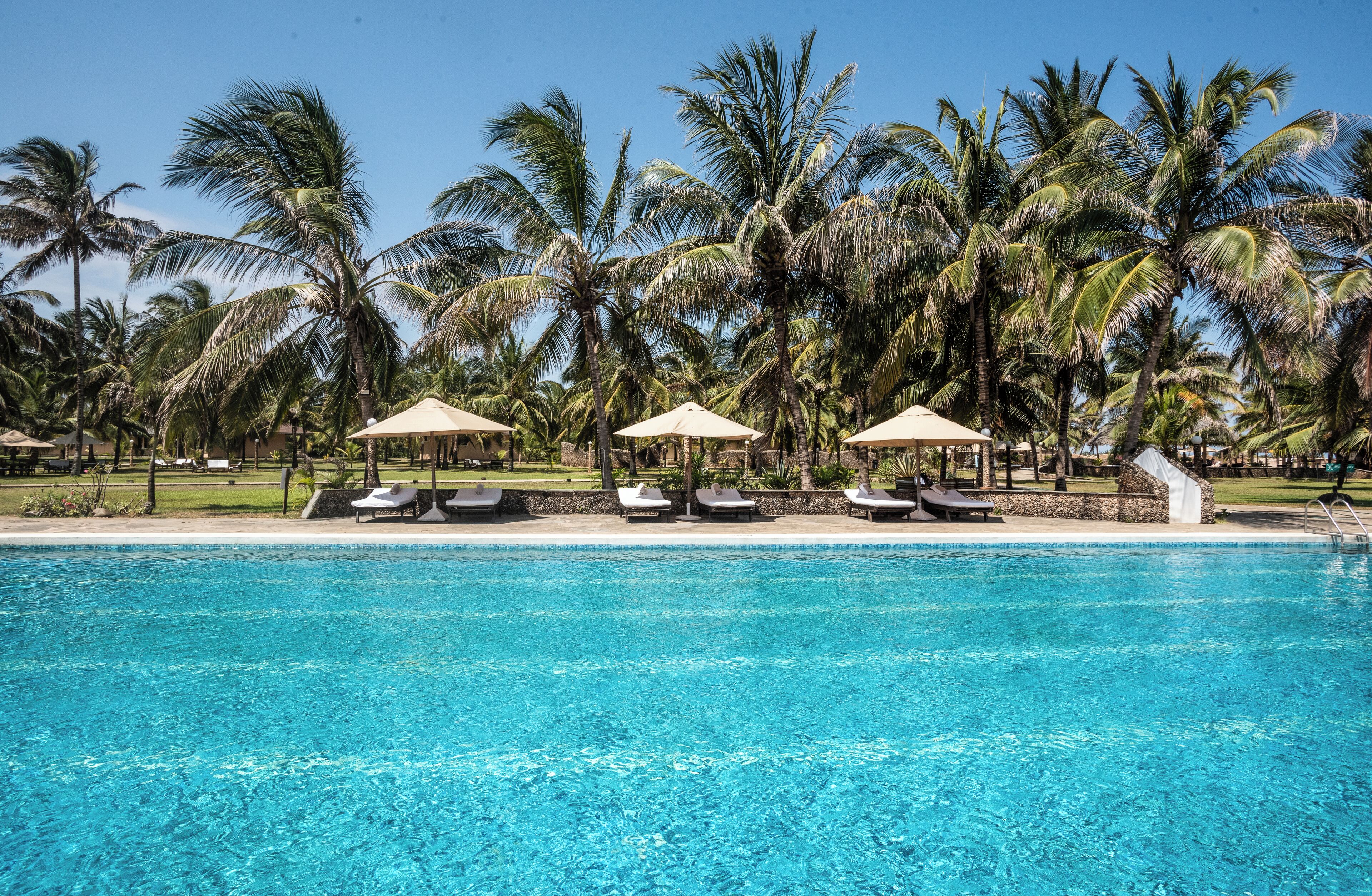 2 outdoor pools, open 7:00 am to 6:30 pm, pool loungers