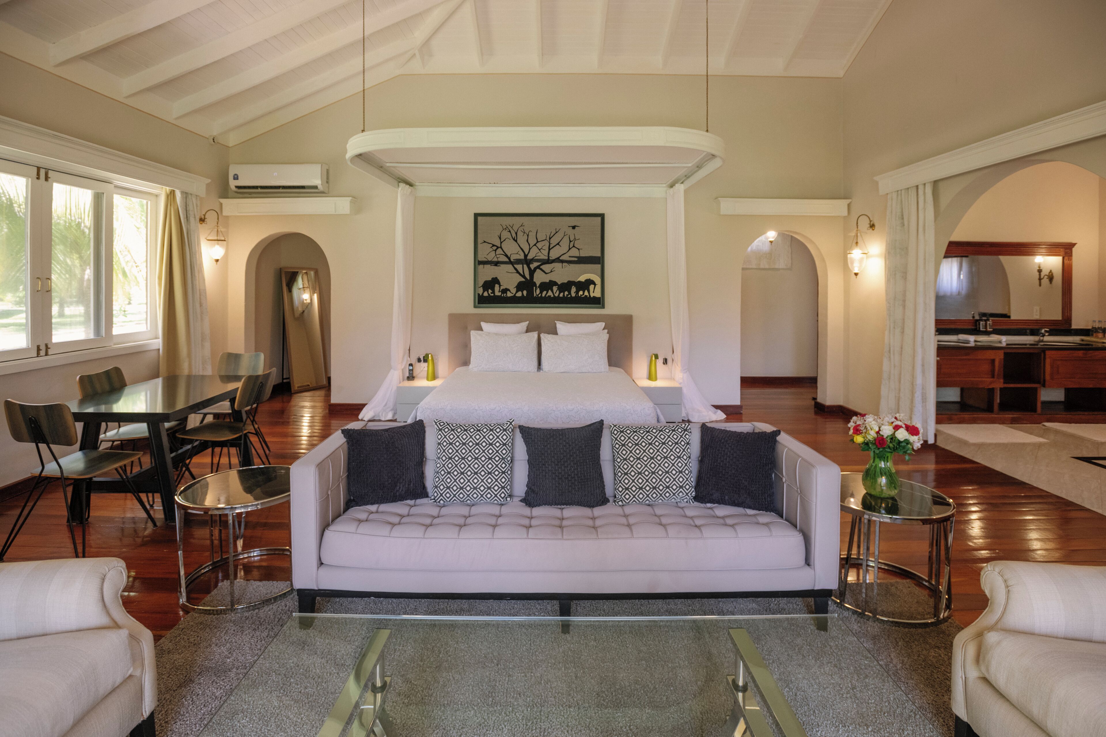 Suite romántica, 1 habitación, vistas al jardín | Zona de estar | Televisión LCD de 32 pulgadas con canales por satélite, una televisión