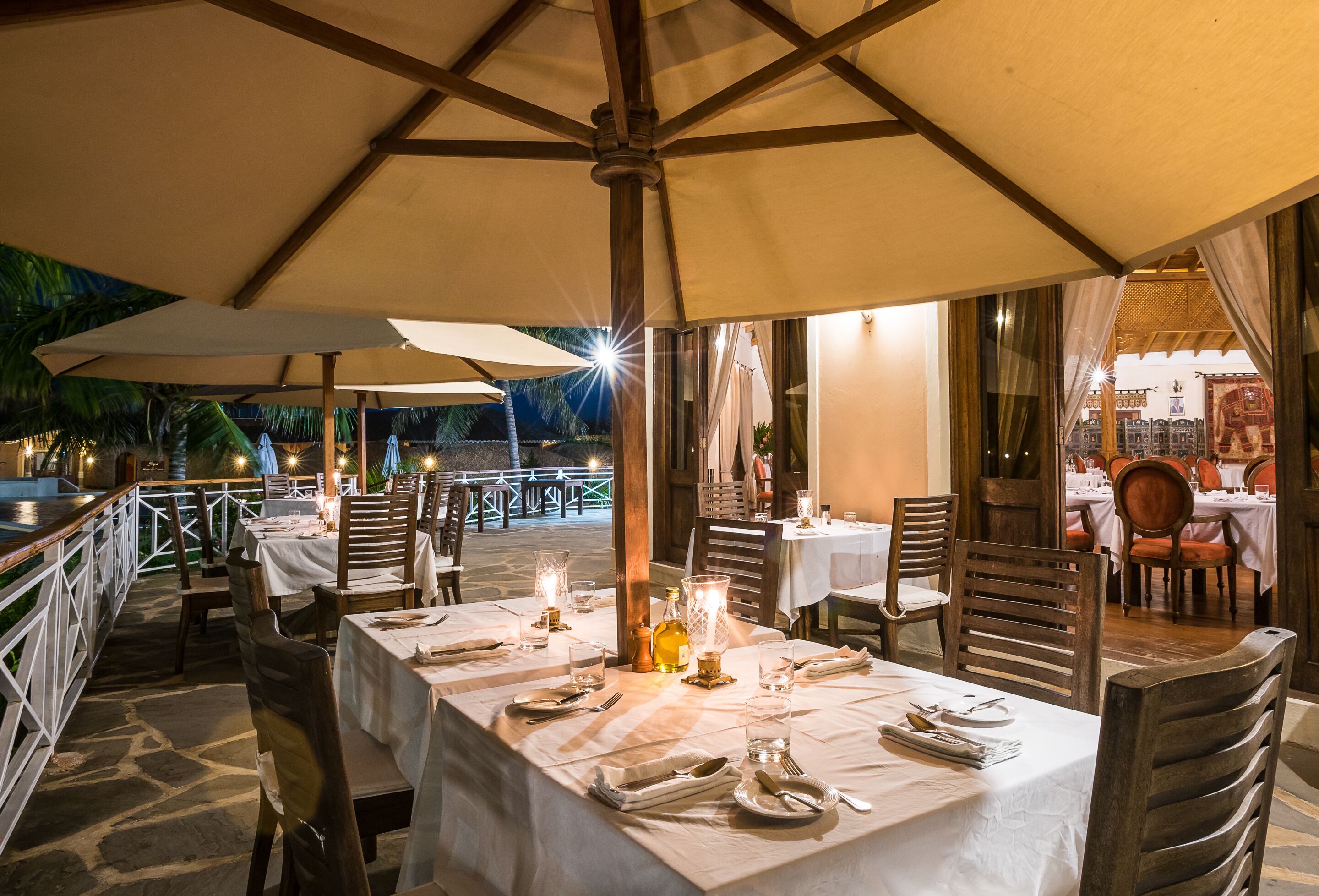 2 restaurantes; se sirve desayuno, almuerzo y cena; cocina internacional