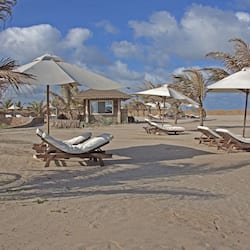 Playa privada, camastros, sombrillas y toallas de playa