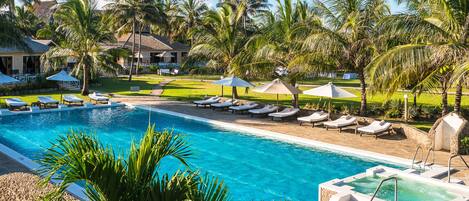 2 piscinas al aire libre, sillones reclinables de piscina