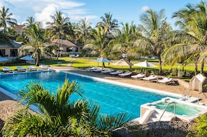 2 piscinas al aire libre (de 07:00 a 18:30), tumbonas