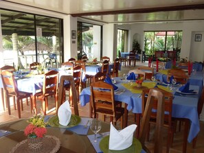 Frühstück, Mittagessen, internationale Küche, Blick auf den Strand 