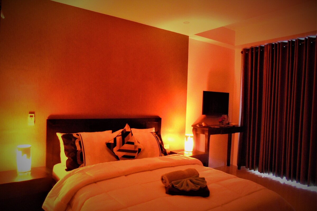 Chambre Double Supérieure, 1 grand lit, accès piscine, en bord de piscine