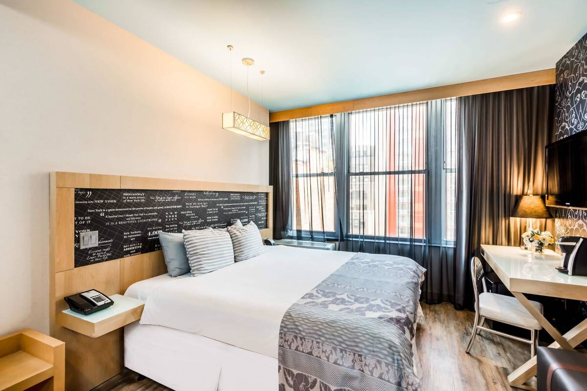 Zimmer, 1 King-Bett, barrierefrei (ADA Tryp, Bathtub w/ Grab Bars) | Hochwertige Bettwaren, Pillowtop-Betten, Zimmersafe, Schreibtisch