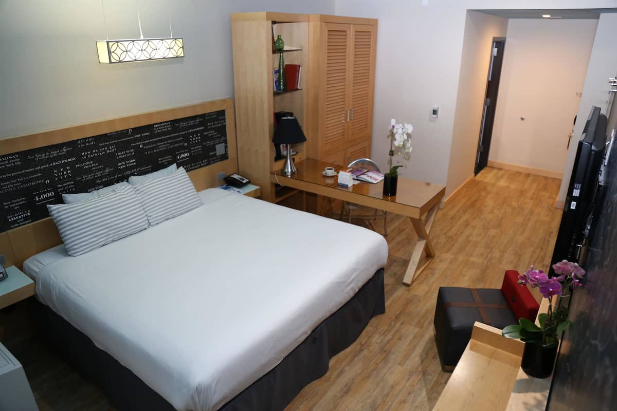 Zimmer, 1 King-Bett (Tryp) | Hochwertige Bettwaren, Pillowtop-Betten, Zimmersafe, Schreibtisch