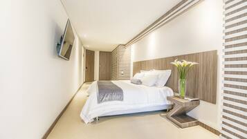 Deluxe Room | Hypo-allergenic bedding, down duvets, minibar, in-room safe