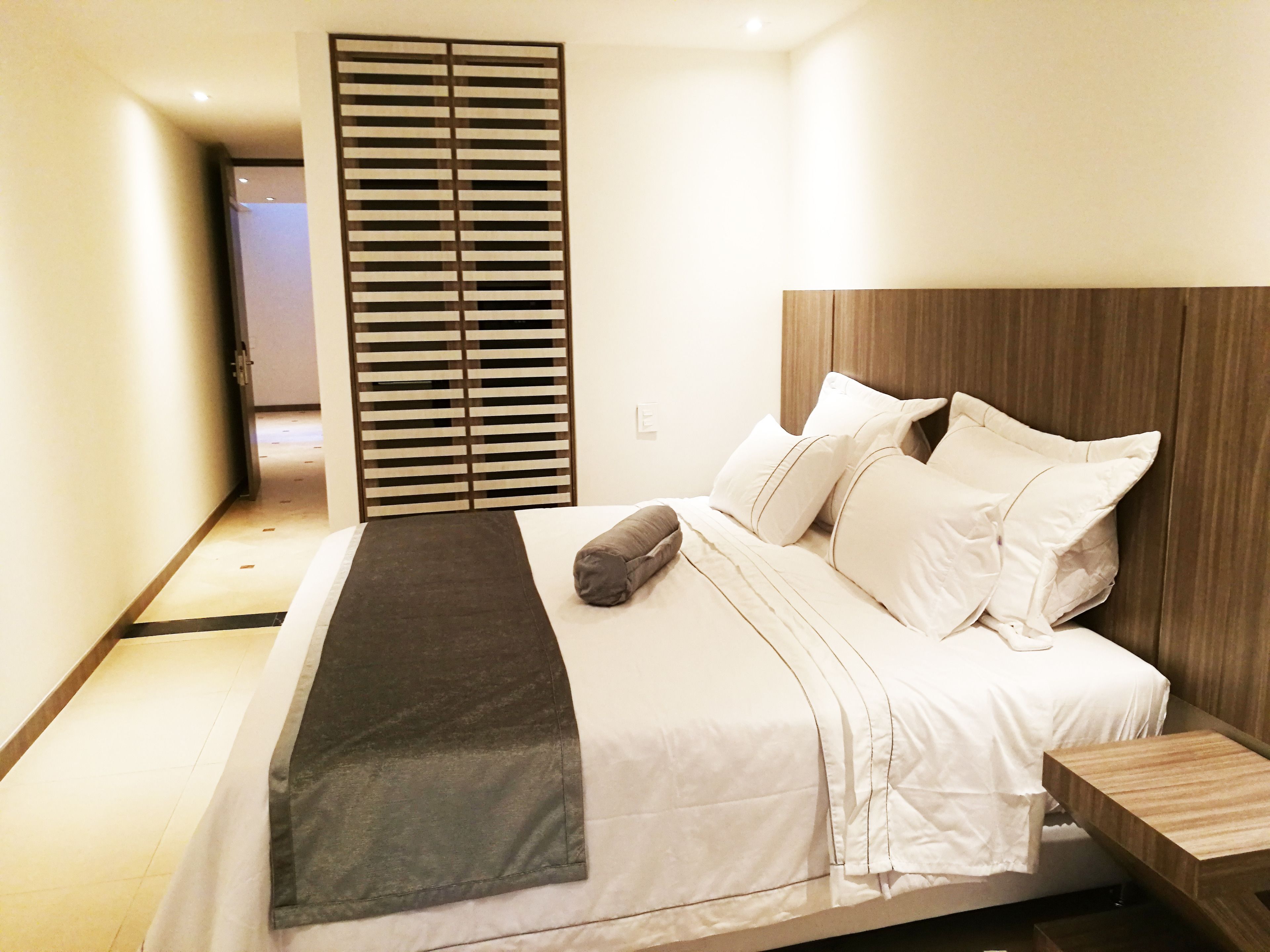 deluxe room | hypo-allergenic bedding, down duvets, minibar, in-room safe