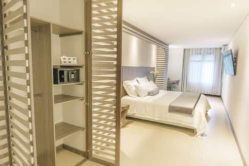 Deluxe Room | Hypo-allergenic bedding, down comforters, minibar, in-room safe