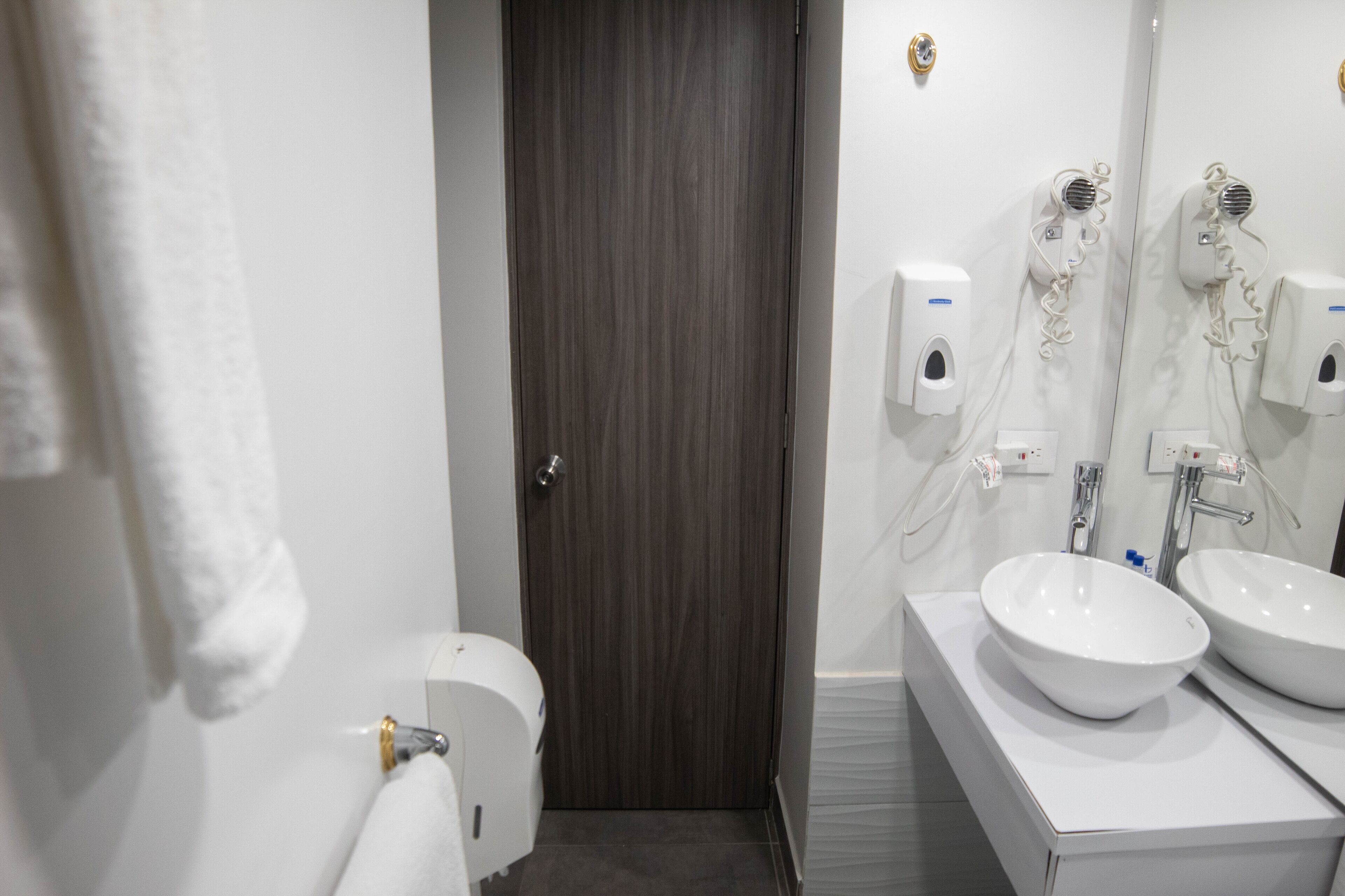 superior suite | bathroom | shower, free toiletries, hair dryer, towels