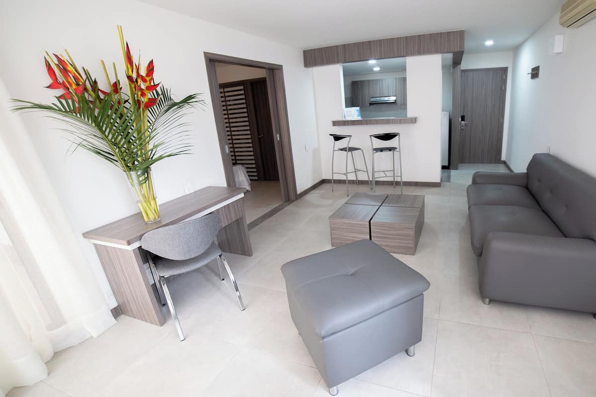 Suite Deluxe | Ropa de cama hipoalergénica, edredón y minibar