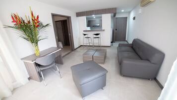 Deluxe Suite | Hypo-allergenic bedding, down duvets, minibar, in-room safe