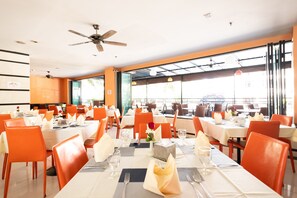 Desayuno buffet todos los días (con cargo) 